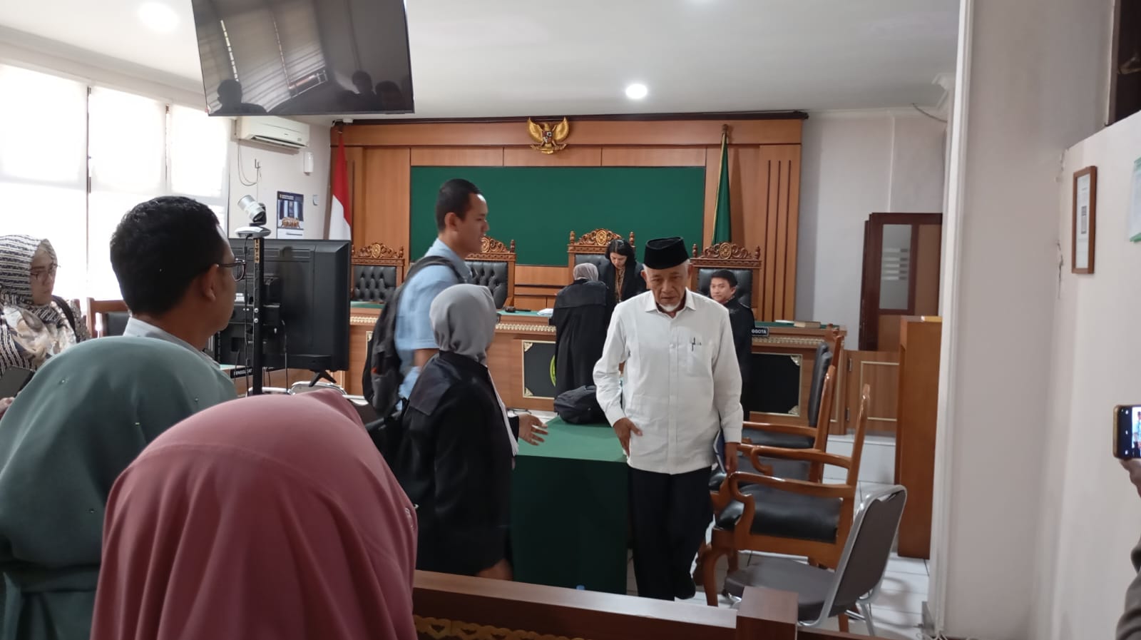 Suasana persidangan putusan sela dengan terdakwa Mantan Bupati Sleman Sri Purnomo di Ruang Cakra Pengadilan Negeri Jogja, Jumat (9/1/2026).