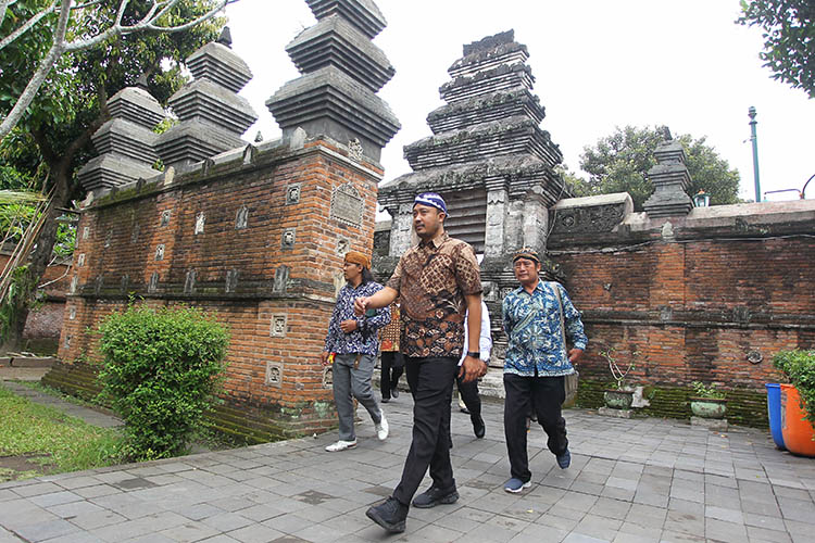 KEWAJIBAN MUSLIM: Raja Kasunanan Surakarta Paku Buwono (PB) XIV Hangabehi tiba di kompleks Masjid Gede Mataram Kotagede sebelum menunaikan ibadah salat Jumat, Jumat (9/1).