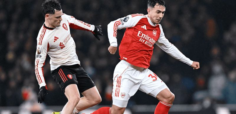 Martin Zubimendi (kanan) bersaing dengan Florian Wirtz (kiri) dalam hasil imbang tanpa gol Arsenal atas Liverpool