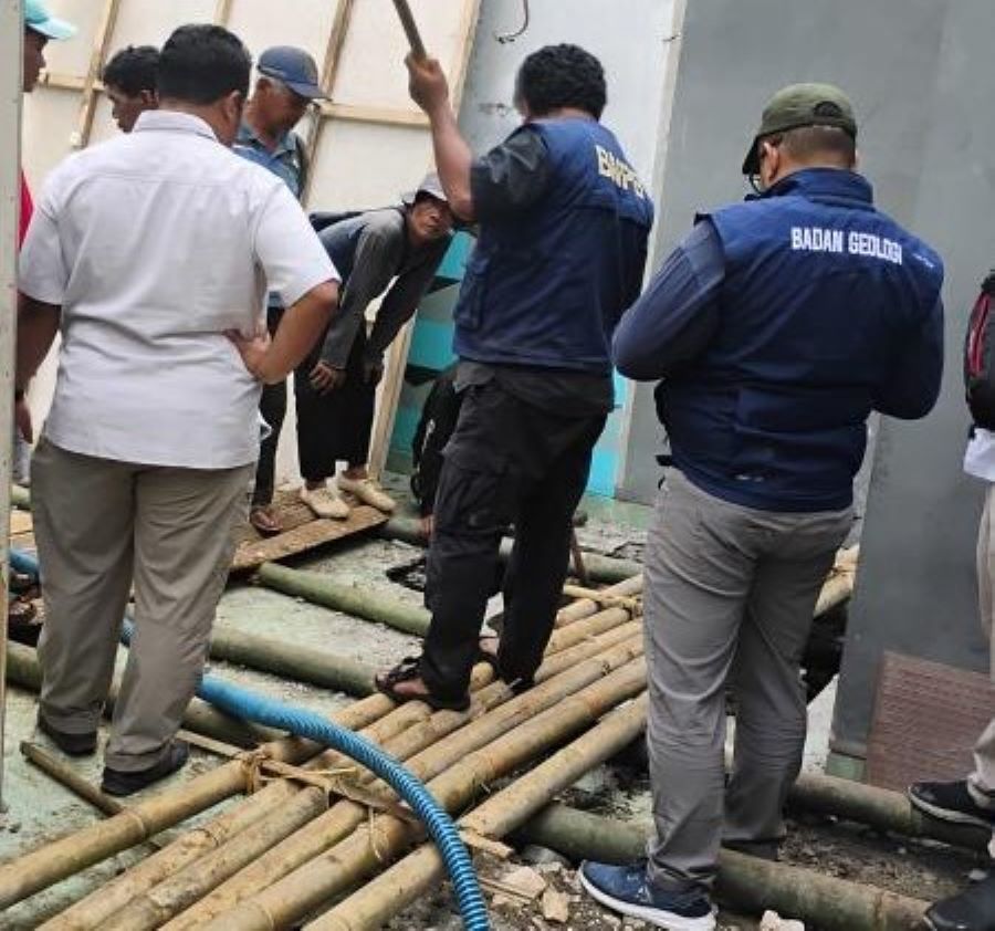 Amblesan tanah sedalam sekitar tiga meter terjadi di rumah warga Padukuhan Bolang RT 003 RW 002, Kalurahan Girikarto, Kapanewon Panggang, Kabupaten Gunungkidul.