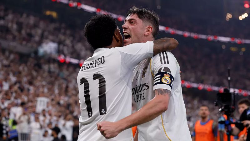 Federico Valverde rayakan gol ke gawang Atletico Madrid bersama Vinicius Junior di Supercopa de Espana