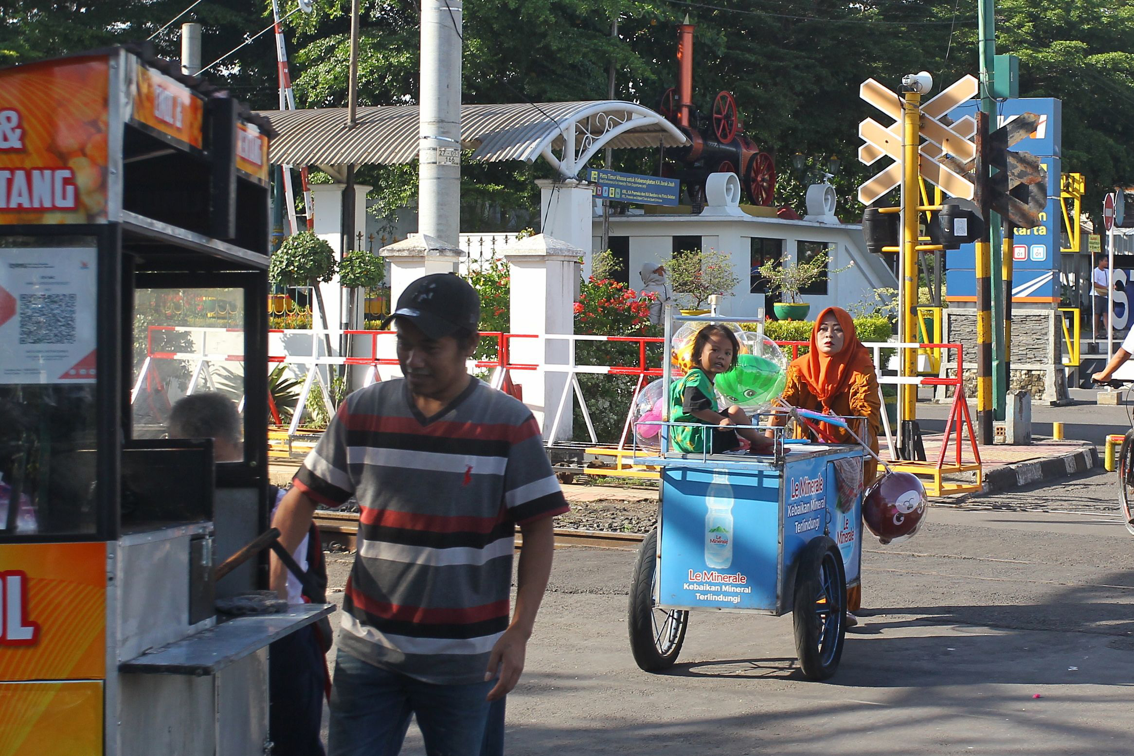 Pedagang kaki lima mendorong gerobak dagangannya untuk berjualan di kawasan Malioboro, Kota Jogja, Sabtu (10/1). Aktivitas sektor informal tersebut menjadi salah satu penopang pergerakan ekonomi.