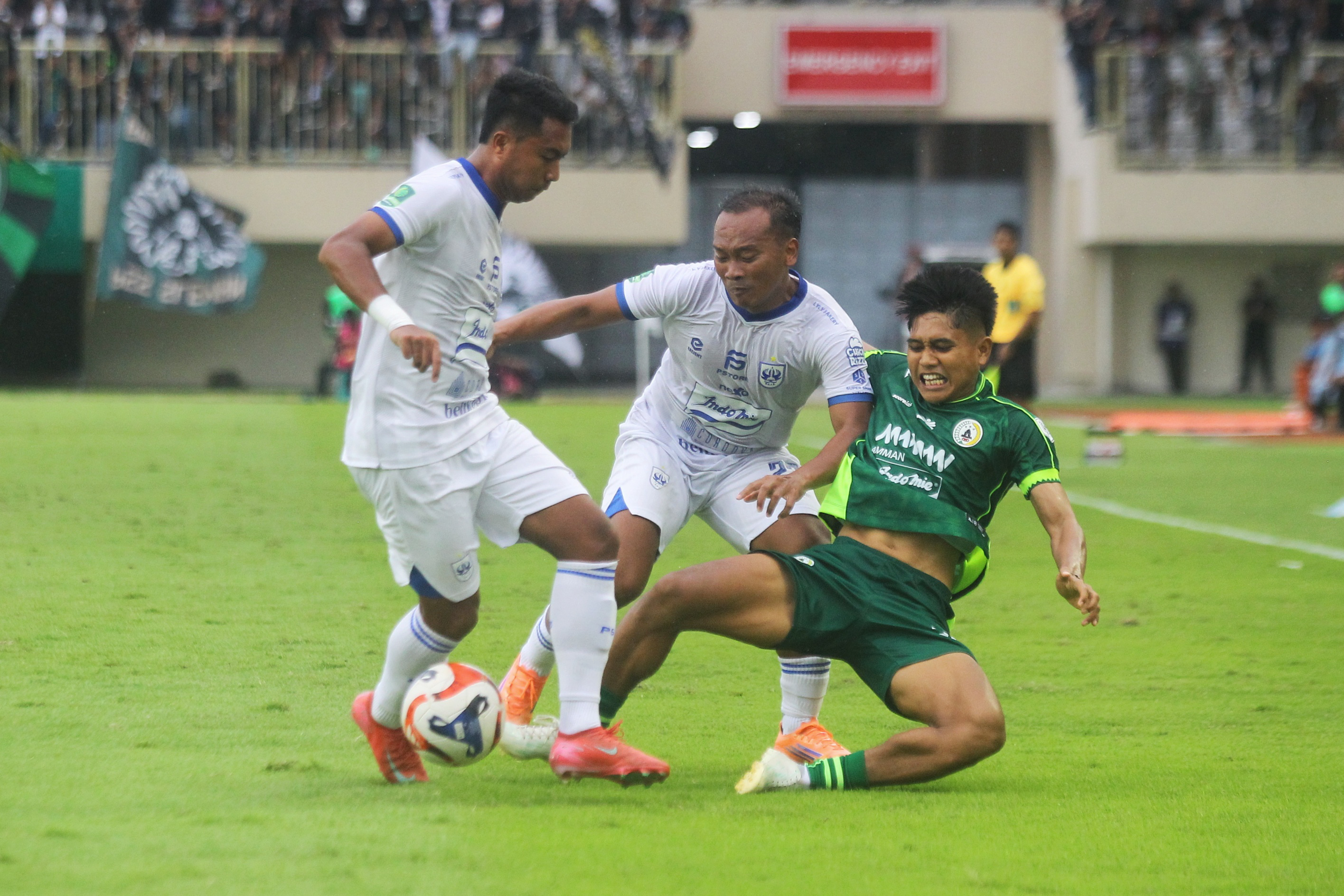 SENGIT: Pertandingan PSS Sleman melawan PSIS Semarang di Maguwoharjo International Stadium (MagIS) Sabtu (10/1) sore. Pertandingan berakhir dengan kemenangan Super E