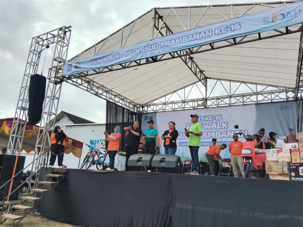 Direktur RSUD Prambanan drg. Ratih Susila dan Sekda Sleman Susmiarto saat melaunching Jempol Pink.&nbsp;