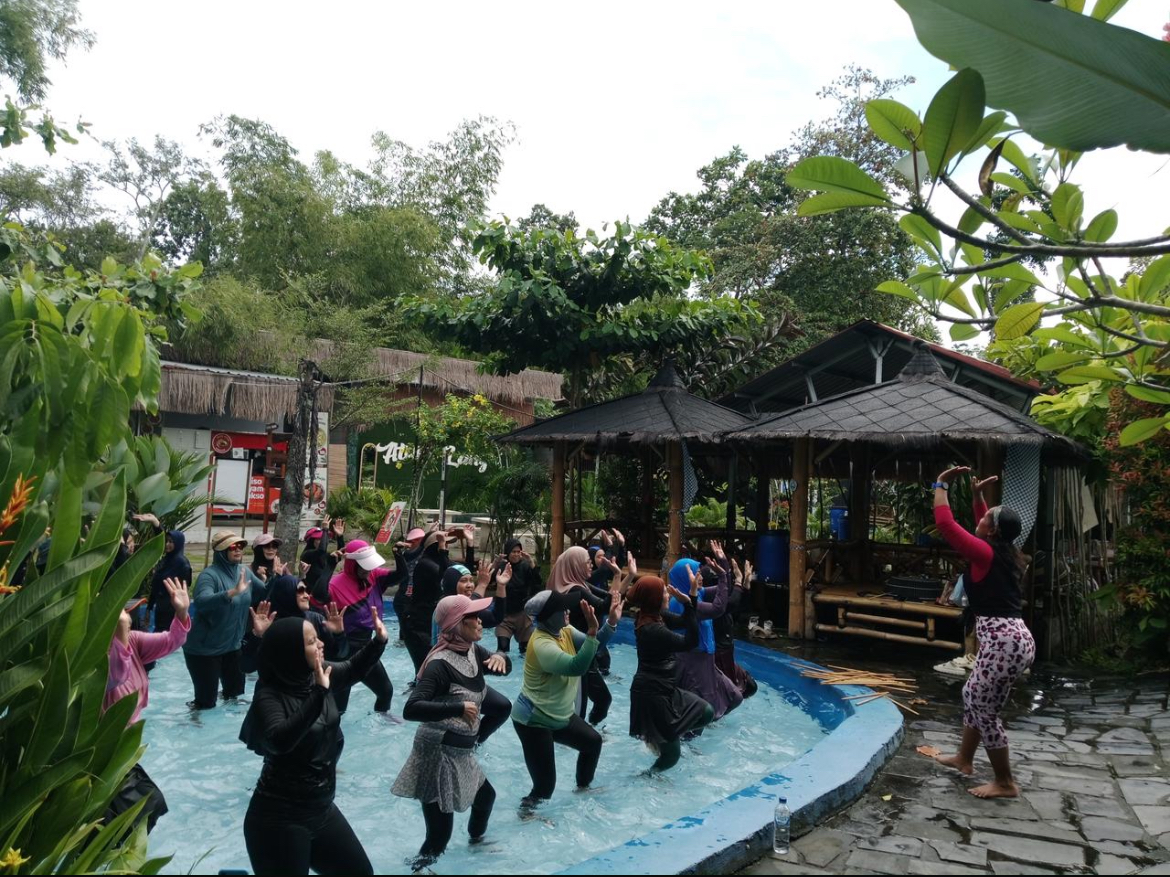 Kegiatan aquarobic di Wisata Kolam Renang Atap Langit