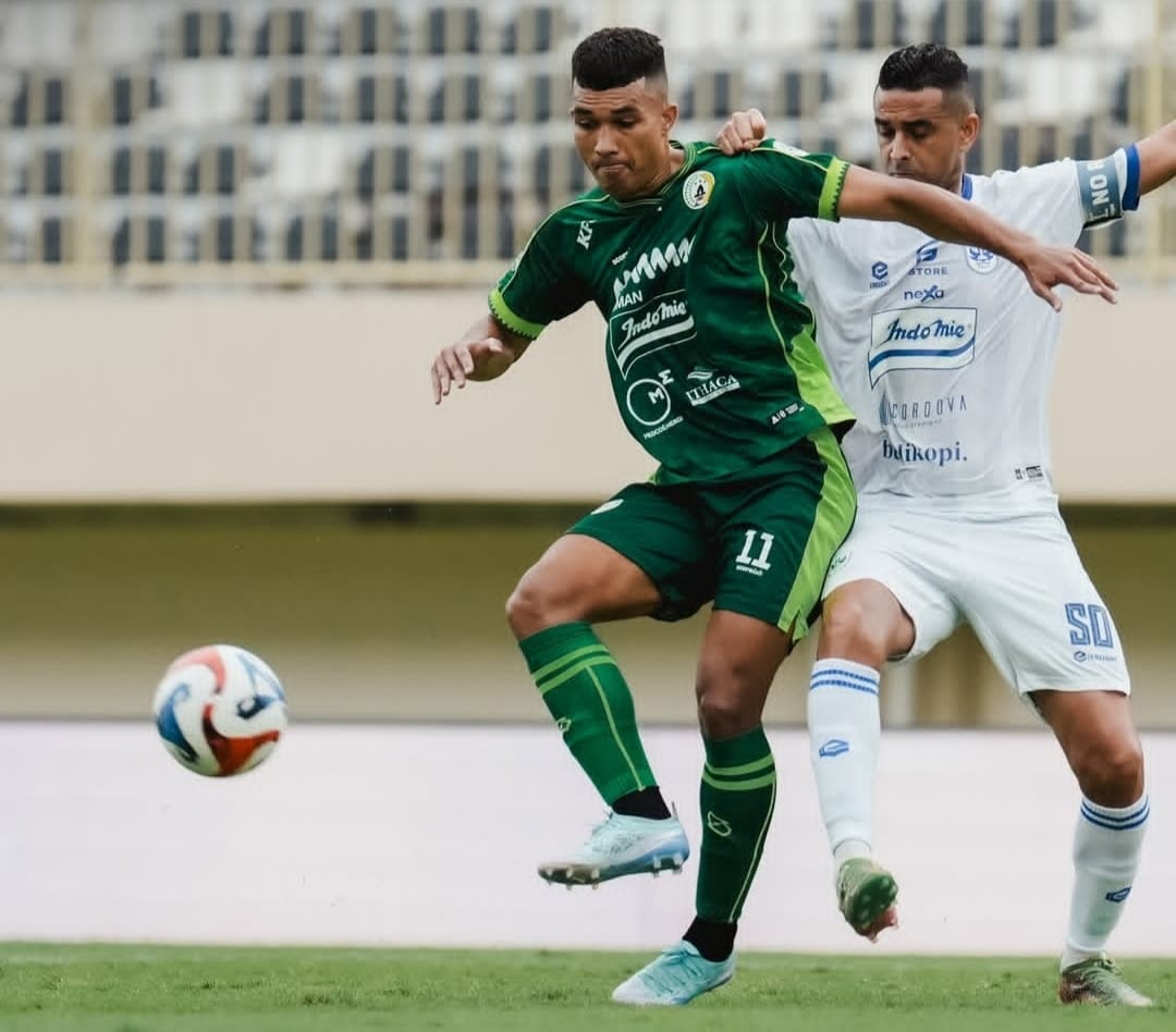 Gustavo Tocantins (kiri) saat mencoba melewati hadangan pemain PSIS Semarang, Otavio Dutra