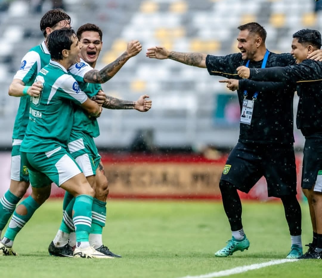 Pemain dan staff Persebaya Surabaya rayakan gol Gali Freitas dalam kemenangan atas Malut United