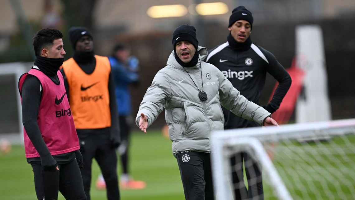 Pelatih baru Chelsea, Liam Rosenior saat memimpin tim di latihan