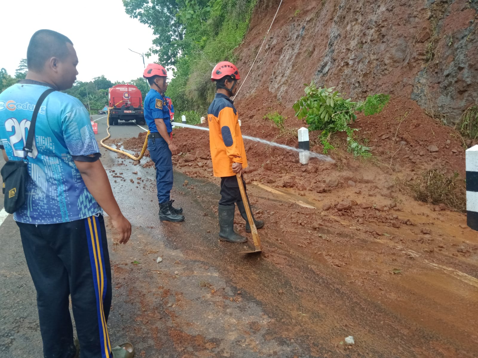Hujan deras dengan durasi yang lama mengakibatkan tanah longsor menutup bahu jalan dan talud di Jalan Baru Bubong Patuk Gunungkidul pada Jumat malam (9/1).