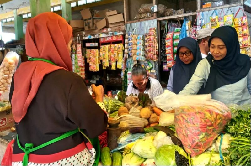 PASTIKAN AMAN: Jajaran pegawai Disperindag Sleman saat melakukan peninjauan pasar untuk memastikan stok aman.