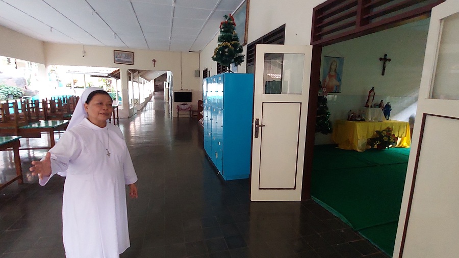 BERTAHAN: Suster Christera menjelaskan pengelolaan asrama di dalam panti.