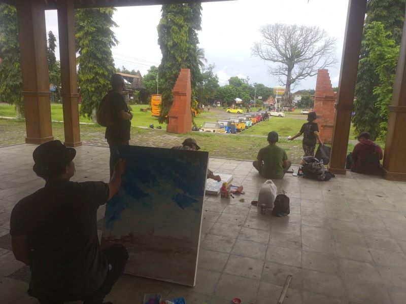 ARTISTIK: Para perupa tampak fokus menggoreskan kuas pada kanvas dengan objek pohon randu alas Minggu (11/1).