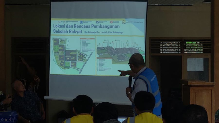 PRESENTASI: Pelaksana proyek menjelaskan layout pembangunan sekolah rakyat ke masyarakat Gulurejo.