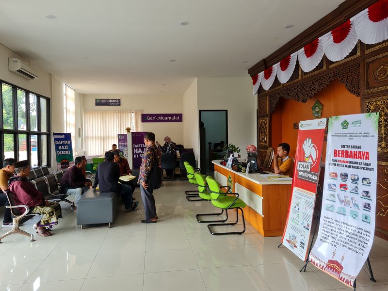 ANTRE: Warga menyerahkan bukti pelunasan biaya haji reguler di Kantor Kemenag Kabupaten Magelang.