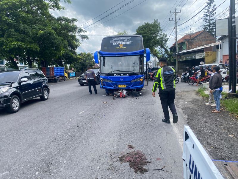EVAKUASI: Polisi mengevakuasi kecelakaan di Jalan Soekarno-Hatta, Kota Magelang Minggu (11/1).