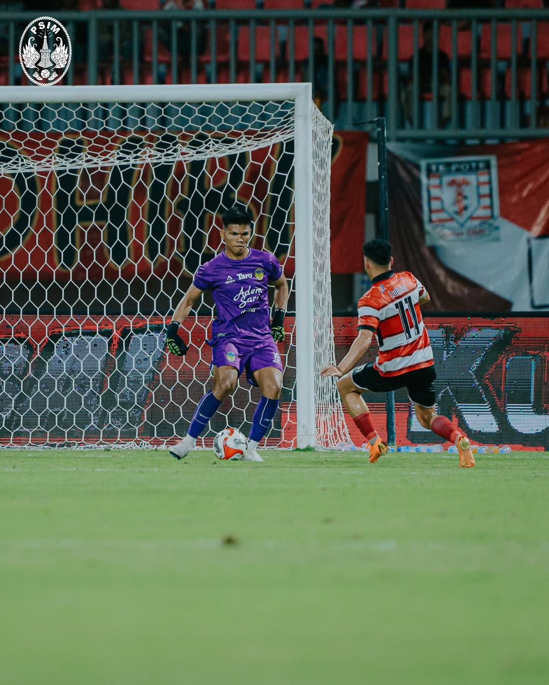 Pertandingan antara PSIM Jogja melawan Madura United di Stadion Gelora Ratu Pamelingan, Sabtu (10/1) malam.