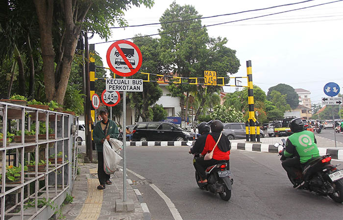 Pengguna jalan melintas di dekat portal pembatas kendaraan besar di simpang tiga barat Stadion Kridosono, Kota Jogja, beberapa waktu lalu.