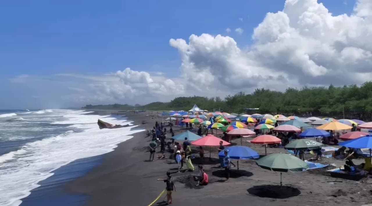 RAMAI: Wisatawan luar daerah memadati pesisir Pantai Glagah.
