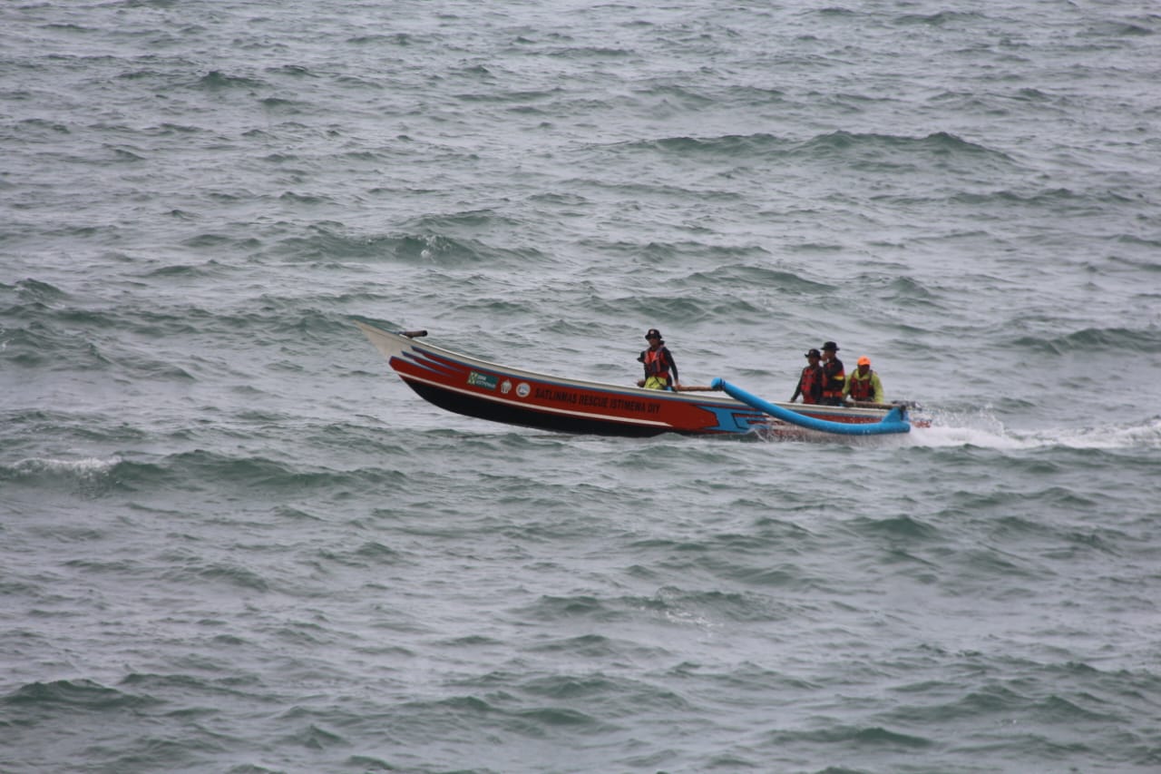 Tim SAR sedang melakukan pencarian di area laut di bawah tebing grendan pada Minggu (11/1)