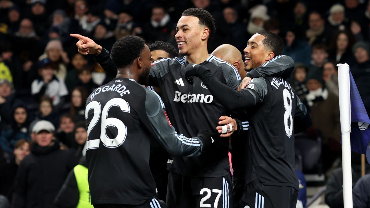 Selebrasi para pemain Aston Villa saat Morgan Rogers cetak gol ke gawang Tottenham Hotspur di FA Cup