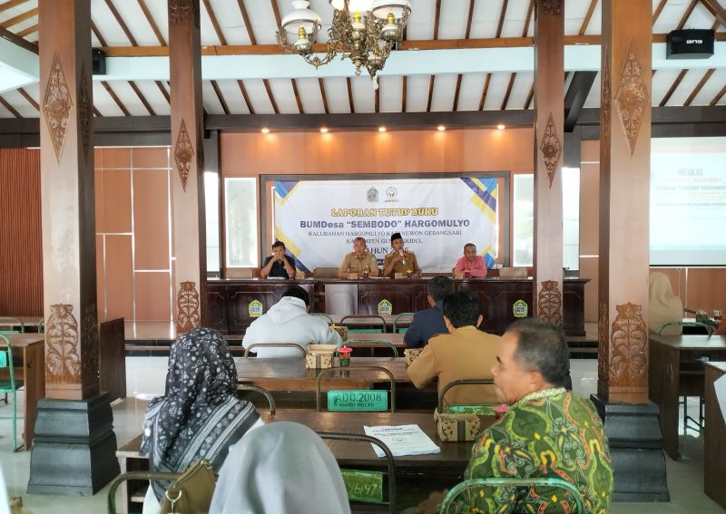 AGENDA RUTIN: Lurah Hargomulyo Sumaryanta memimpin rapat musyawarah kalurahan Senin (12/1).