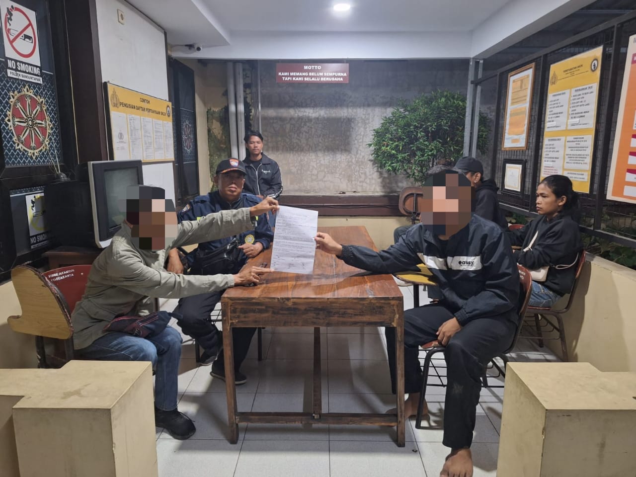 Bhabinkamitibmas Polsek Banguntapan sedang melakukan mediasi kasus tindakan asusila sesama jenis, Minggu (11/1).