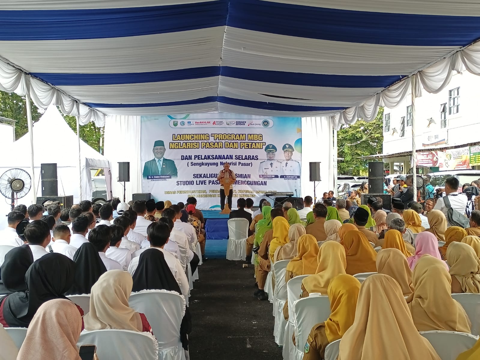 Relawan Satuan Pelayanan Pemenuhan Gizi (SPPG) di Jalan Mayjen Soetoyo, Kebumen sedang mempersiapkan menu Makan Bergizi Gratis (MBG) sebelum disajikan ke penerima manfaat.