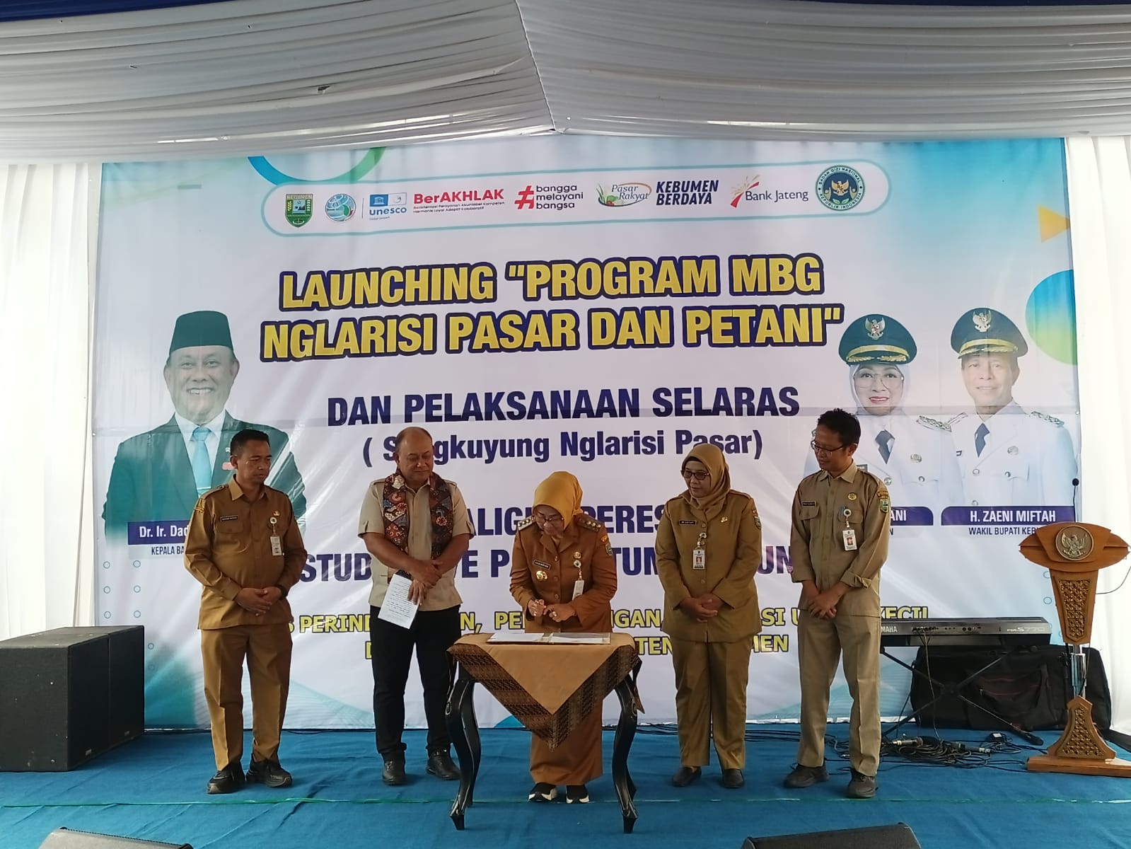 Bupati Kebumen Lilis Nuryani menandatangani Surat Edaran (SE) agar dapur Makan Bergizi Gratis (MBG) mengambil bahan pokok dari pedagang pasar tradisional. (M Hafied/Radar Jogja)