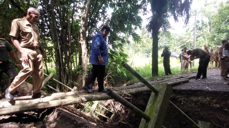 ROBOH: Bupati Kulon Progo Agung Setyawan saat menyambangi jembatan roboh di Padukuhan Bantarjo, Kalurahan Banguncipto, Kapanewon Sentolo, Kulon Progo, Senin (12/1/2026).