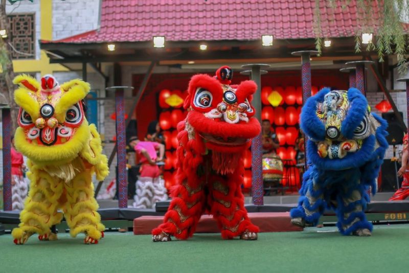 Atraksi Barongsai ketika tahun baru Imlek.