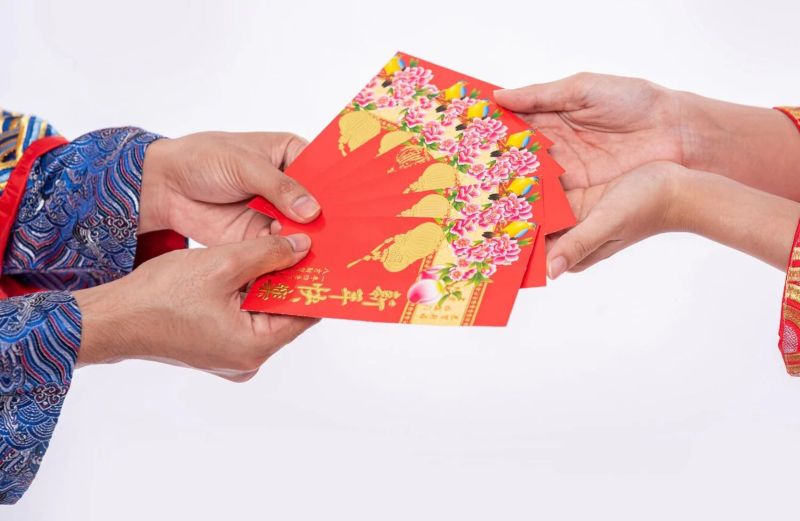 Angpao dalam perayaan Imlek.