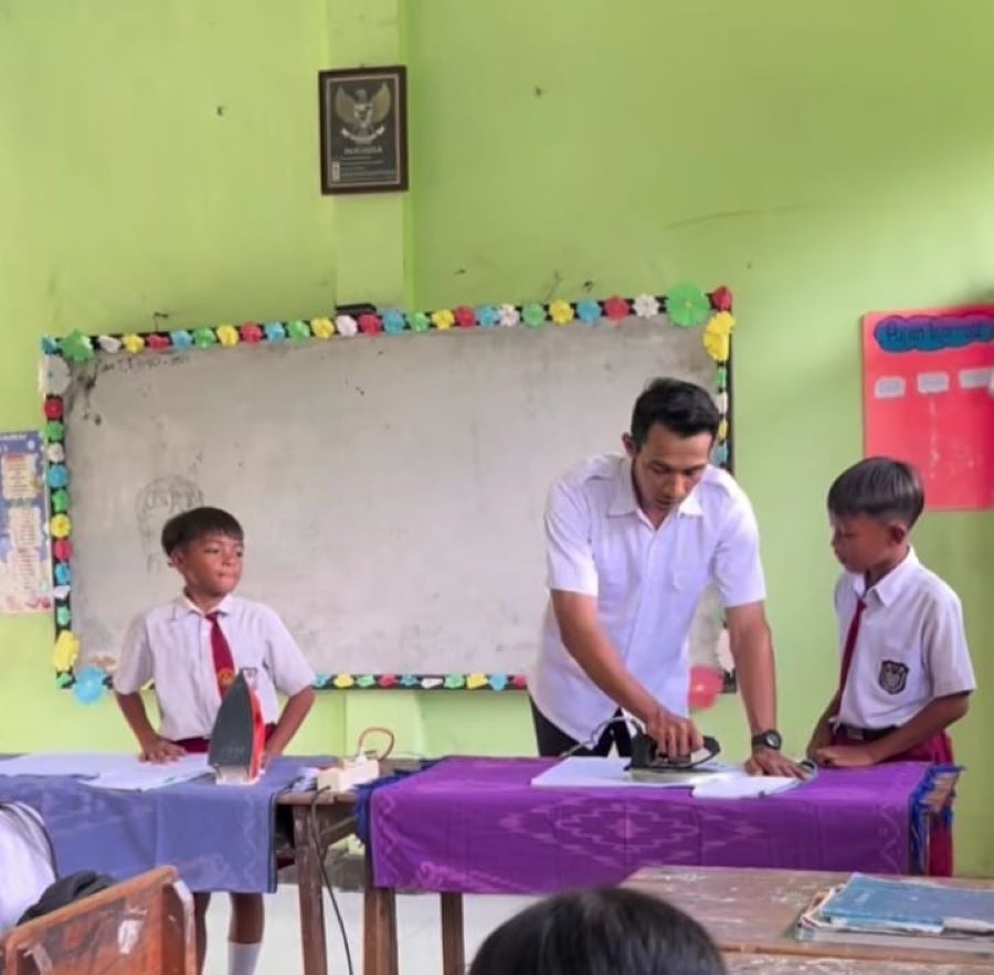 Piki Purba, seorang guru SD di Kediri yang mengajarkan murid laki-laki cara menyetrika pakaian (Instagram/@pikipurba)