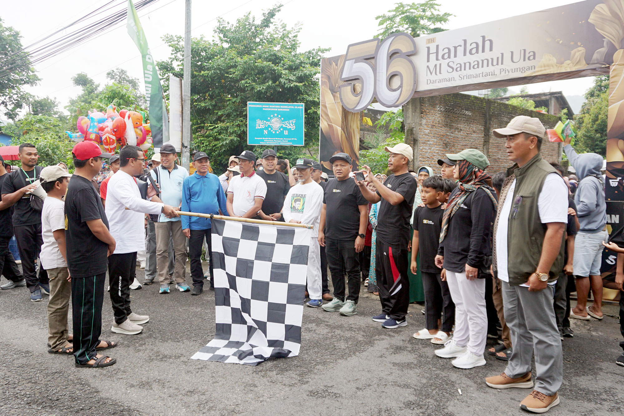 SEMARAK: Kepala Kanwil Kemenag DIY Ahmad Bahiej melepas peserta jalan sehat Harlah ke-56 MI Sananul Ula Minggu (11/1).
