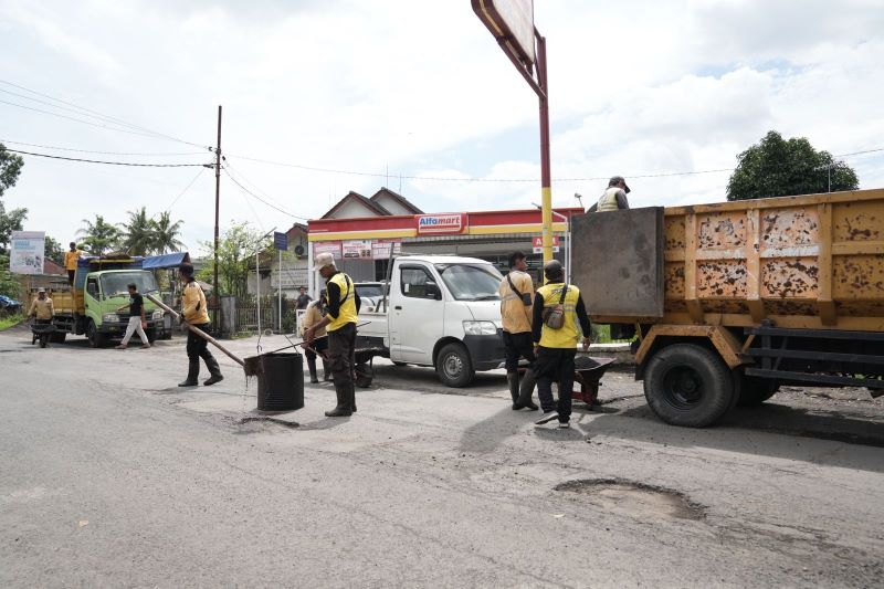PERBAIKAN: Proses penambalan Jalan Tempel-Klangon yang rusak oleh Pemkab Sleman dan kontraktor tol Senin (12/1).