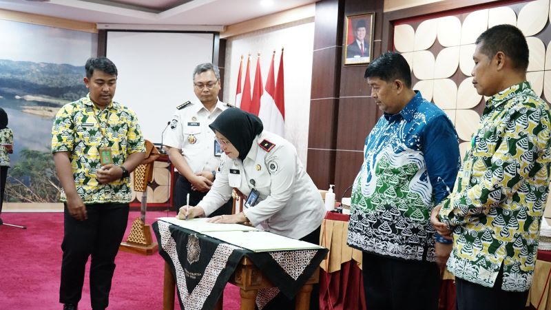 SEPAKAT: Bupati Kulon Progo Agung Setyawan bersama kepala Kanwil Ditjenpas DIY menandatangani nota kesepakatan Selasa (12/1).