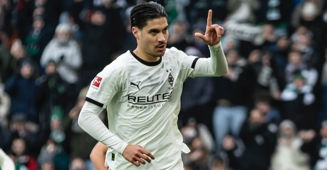Selebrasi Kevin Diks setelah mencetak gol dalam kemenangan 4-0 Borussia Monchengladbach atas Augsburg di Bundesliga
