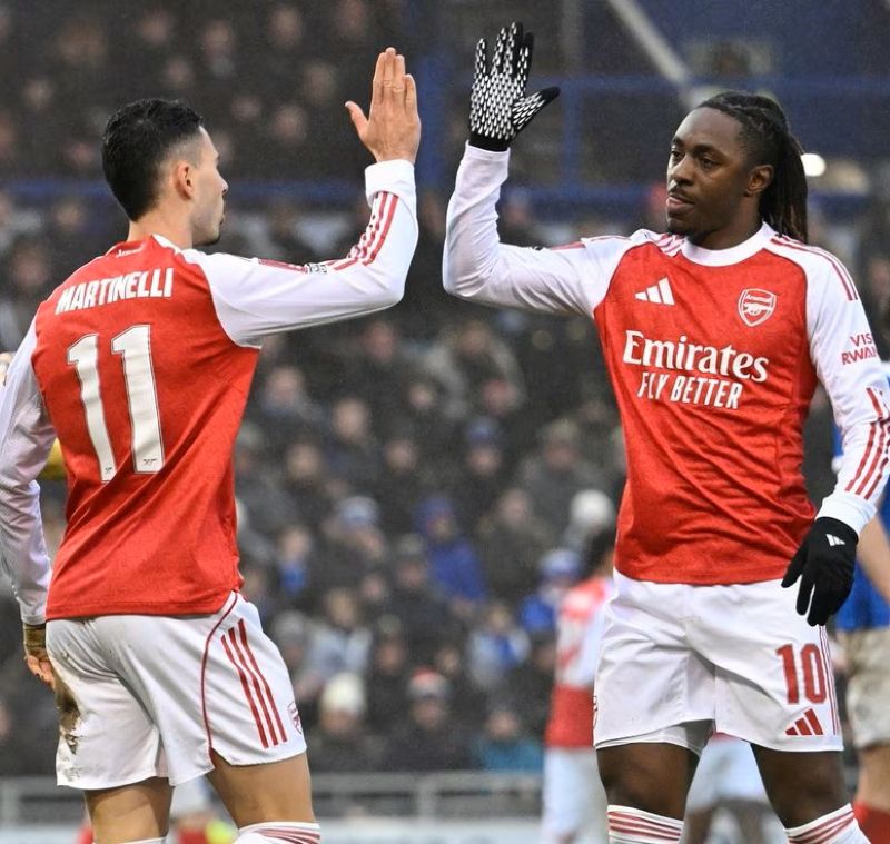 Gabriel Martinelli rayakan hattricknya dalam kemenangan Arsenal atas Portsmouth di FA Cup bersama Eberechi Eze