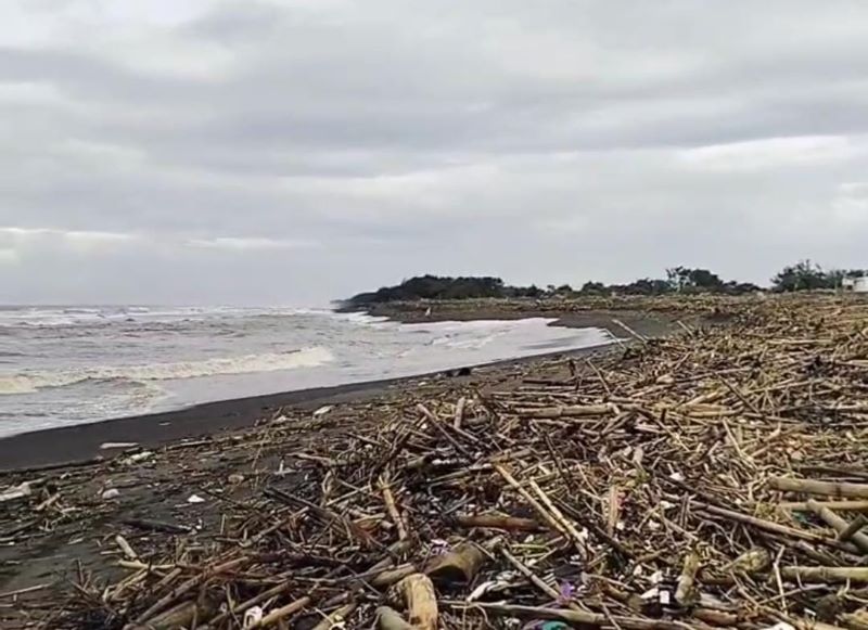 HILIR: Tumpukan sampah kayu di Muara Sungai Opak Pantai Samas Selasa (13/1).