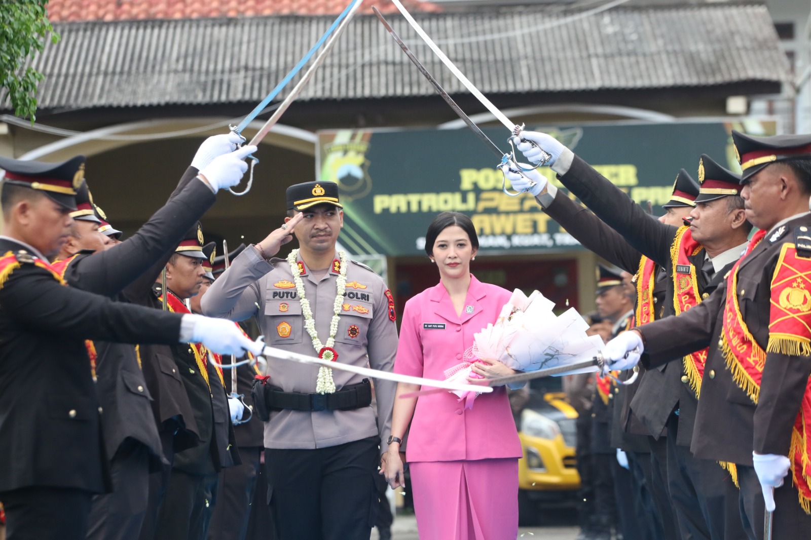 Prosesi upacara pedang pora mengiringi kedatangan AKBP I Putu Bagus Krisna Purnama yang kini ditunjuk sebagai Kapolres Kebumen.(Dokumentasi Polres Kebumen)  &nbsp;