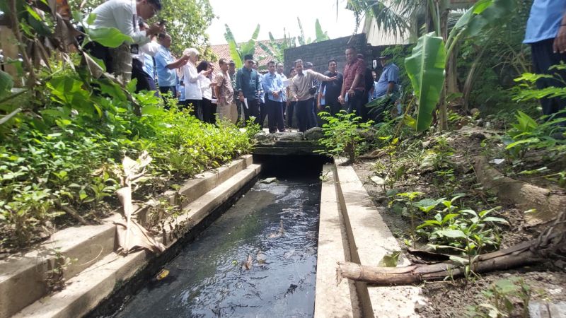 Anggota Komisi C DPRD DIY melihat saluran drainase rawan banjir.&nbsp;