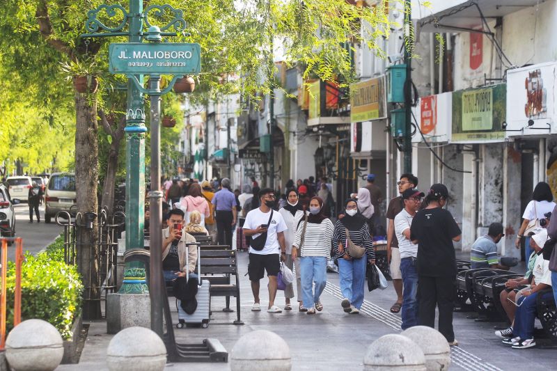 Wisatawan saat berada di kawasan Malioboro, Kota Jogja