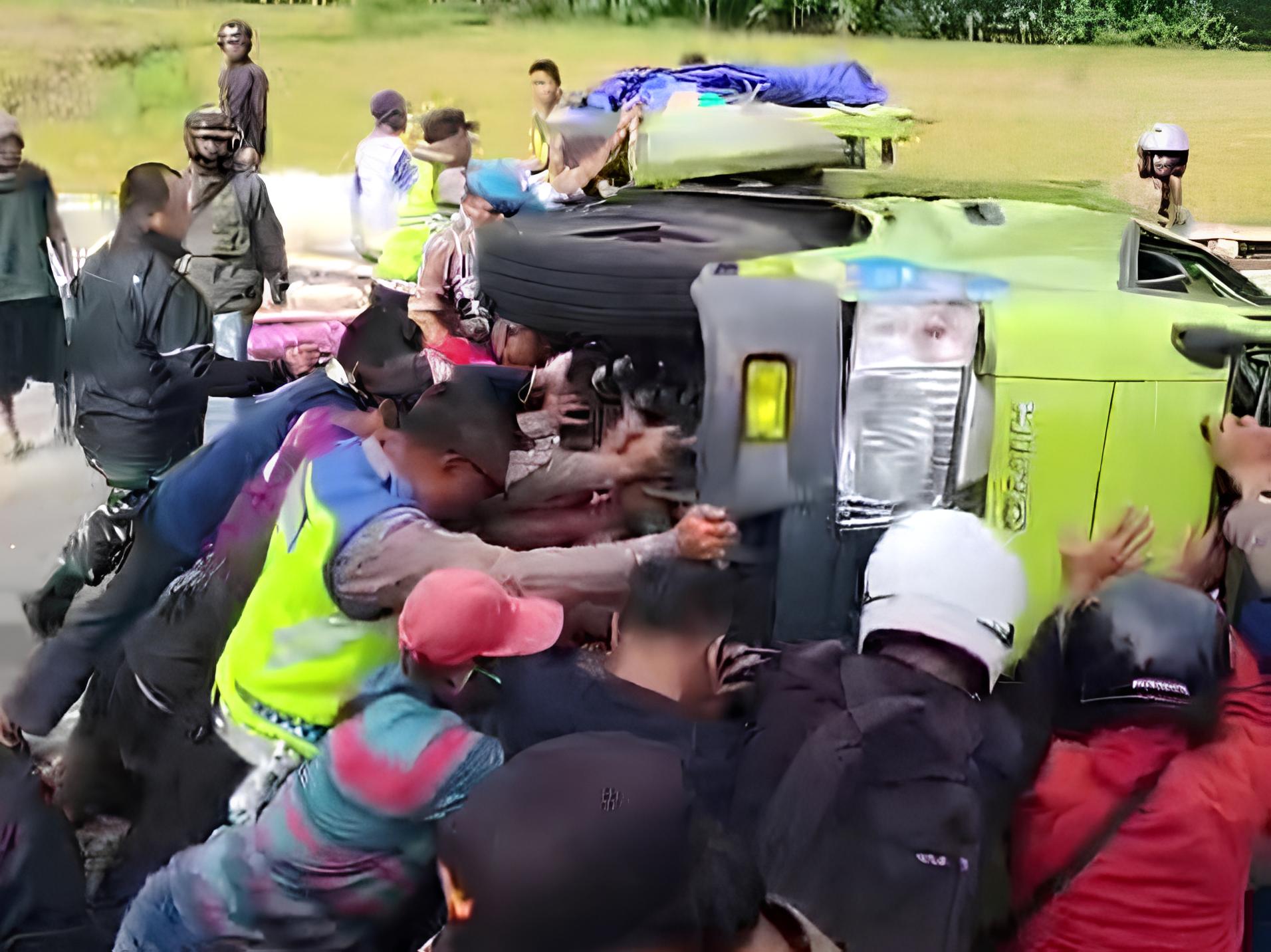 Polisi bersama warga saat mengevakuasi truk yang mengalami kecelakaan di Jalan Jogja-Magelang, Mungkid, Selasa (13/1).
