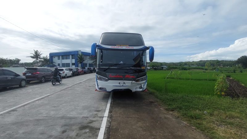 Bus antar kota antar provinsi (AKAP) PO Sumber Alam yang terlibat kecelakaan