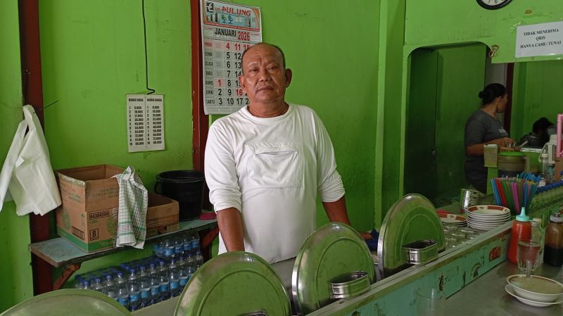 KONSISTEN: Surja, pemilik warung Burjo Murni, Jl Tunjung Baru No.1 A, Baciro, Gondokusuman Kota Jogja saat ditemui Selasa (13/1).