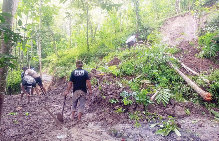 PEMBERSIHAN: Warga dan relawan berupaya membersihkan sisa longsoran yang terjadi di Dusun Tanjung, Ngadiharjo, Borobudur, Selasa (13/1).