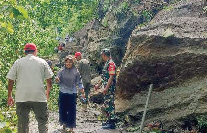 Longsoran tebing setinggi sekitar 10 hingga 12 meter itu menutup total jalan desa penghubung antar dusun.