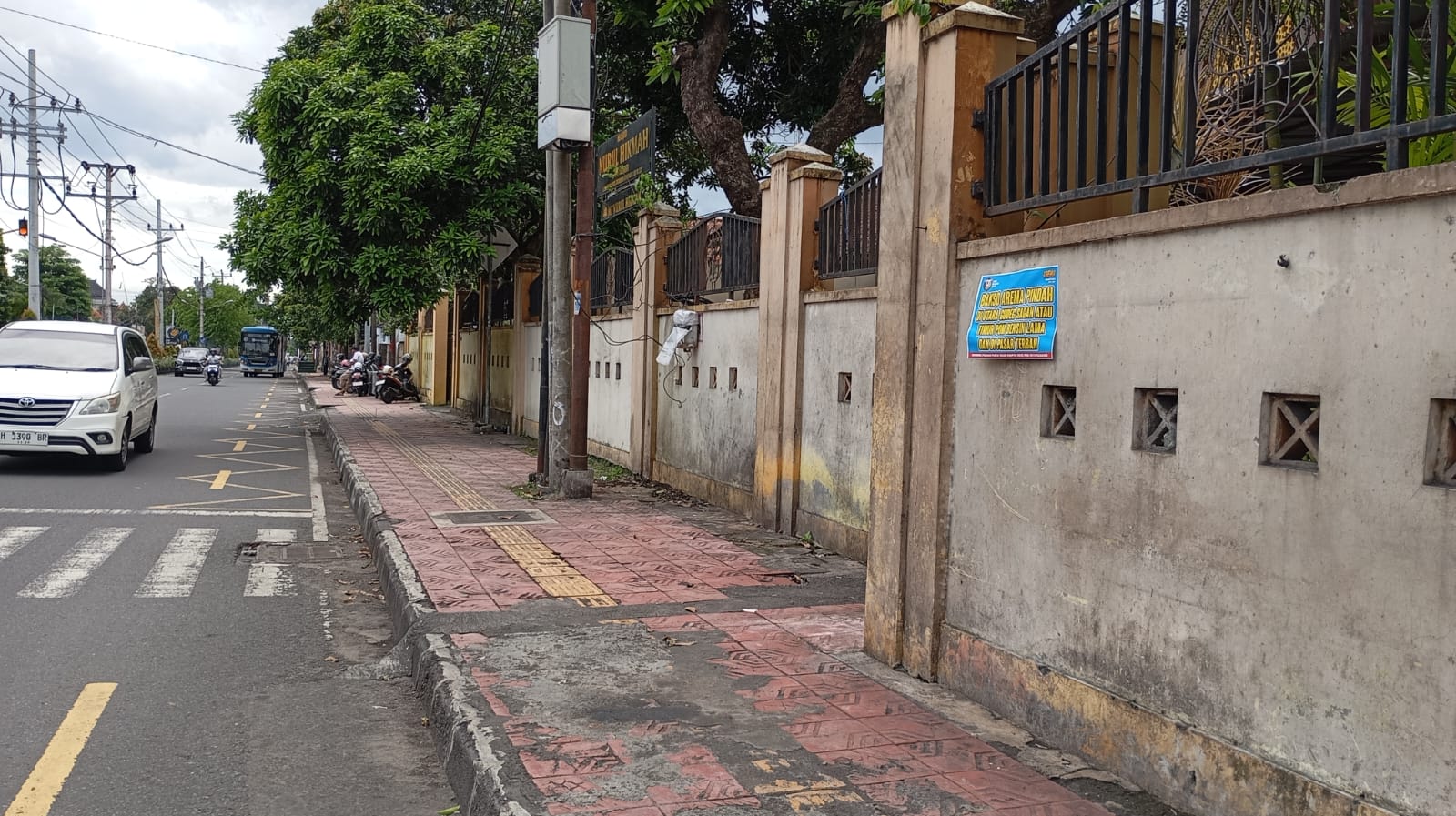 Trotoar di Jalan Cik Di Tiro, Terban, Gondokusuman, Kota Jogja yang sudah bersih dari PKL, Selasa (13/1/2025).