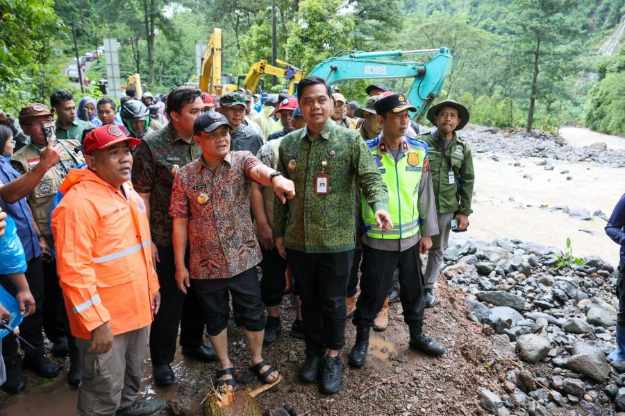 Gubernur Jawa Tengah Ahmad Luthfi dan Wakil Gubernur Taj Yasin kompak turun langsung ke lapangan untuk memastikan penanganan bencana longsor di Desa Tempur, Kecamatan Keling, Kabupaten Jepara