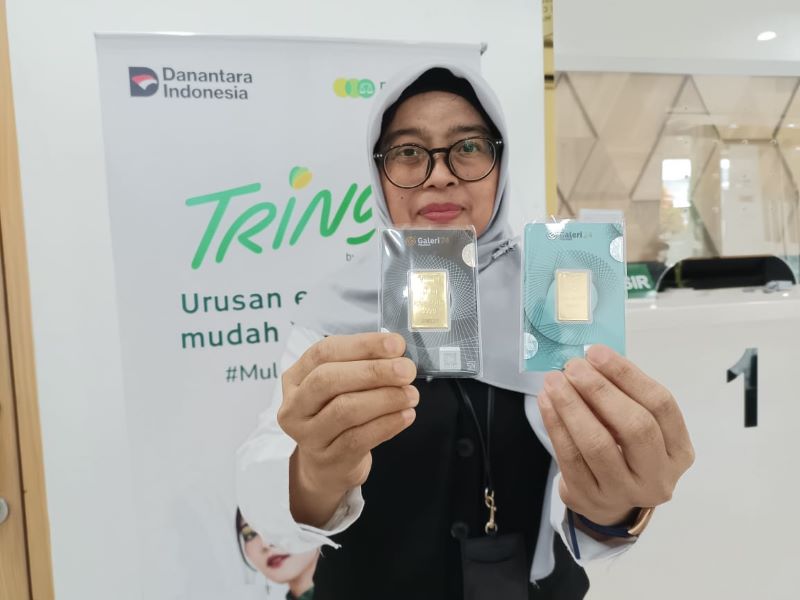 TREN POSITIF: Pemimpin Cabang Kantor Pegadaian Purworejo Sri Ambarwati Utami menunjukkan emas batangan yang belakangan dijadikan pilihan investasi oleh masyarakat.