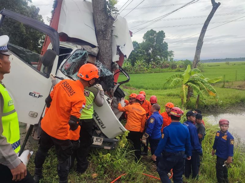 KOMPAK: Basarnas Cilacap saat mengevakuasi sopir truk yang terjepit dalam kabin dalam insiden kecelakaan tunggal di ruas Jalan Guyangan Rabu (14/1).